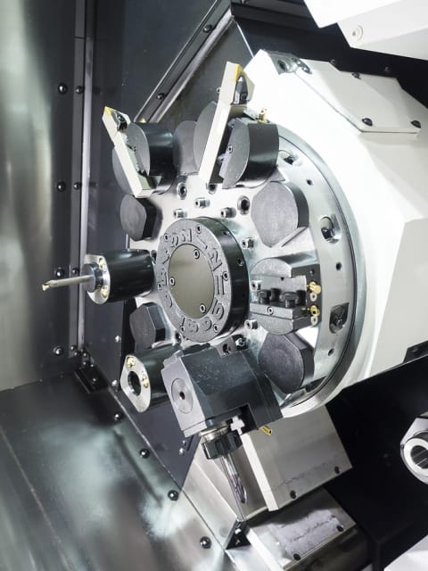 在CNC车床上的刀塔加工。